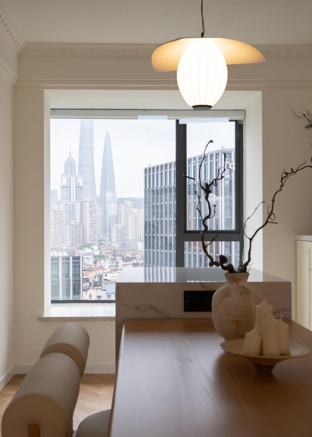 In The Of Center With Bund View And Orient-al Pearl Tv Tower View *