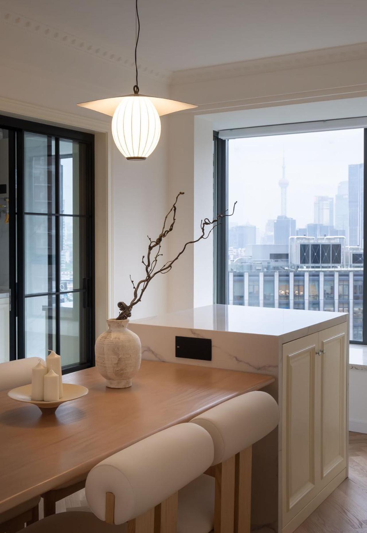 In The Of Center With Bund View And Orient-al Pearl Tv Tower View